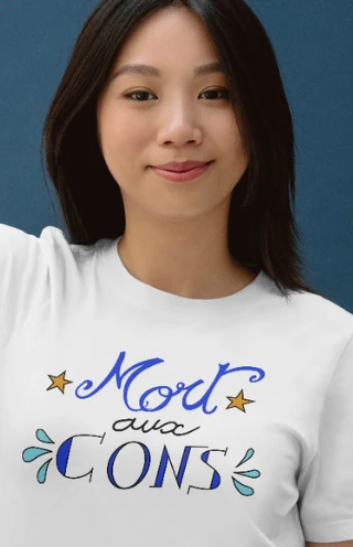 Femme portant un t-shirt avec le message "Mort aux cons", illustrant la collection de vêtements provocation extrême The Shocking Company.