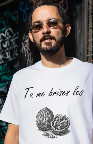 Homme portant un t-shirt satirique à sous-entendu, illustrant la collection de vêtements satiriques et audacieux The Shocking Company.