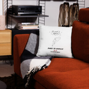 Coussin complet avec housse imprimée du message « Tu mérites un high-five dans ta gueule », petits cœurs et homme lançant une claque géante.