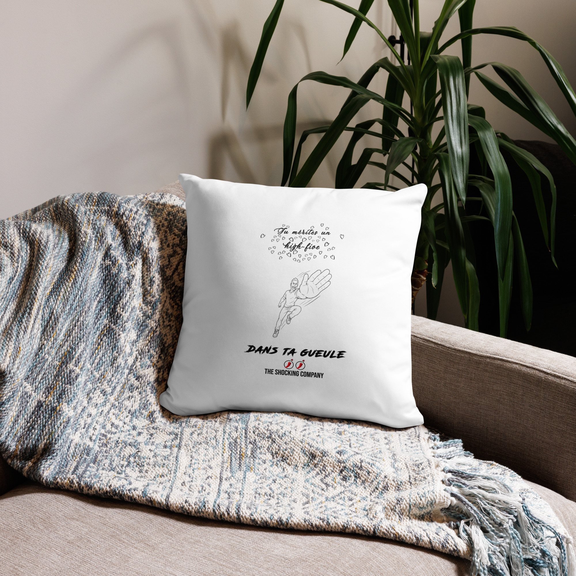 Housse de coussin seule avec le message « Tu mérites un high-five dans ta gueule », des petits cœurs et un homme lançant une claque géante.