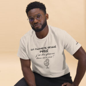 Design noir pour t-shirt représentant une planète en flammes dans un verre avec des glaçons, accompagné de la phrase « La planète brûle mais j’ai des glaçons dans mon rosé ! ».