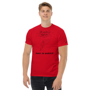 T-shirt col rond avec le message « Tu mérites un high-five dans ta gueule », des petits cœurs et un homme en train de donner une claque.