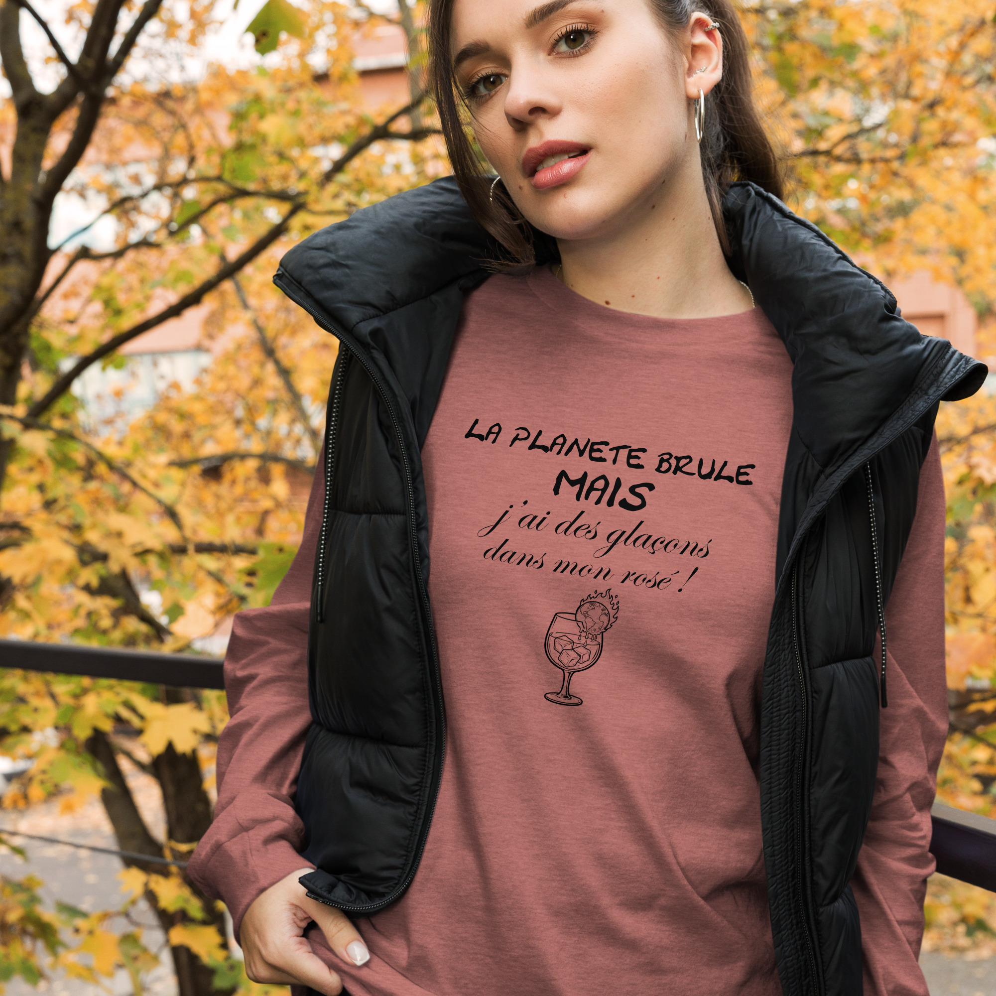 Design noir pour t-shirt à manche longue représentant une planète en flammes dans un verre avec des glaçons, accompagné de la phrase « La planète brûle mais j’ai des glaçons dans mon rosé ! ».