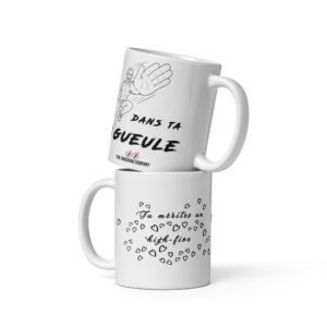 Tasse imprimée du message « Tu mérites un high-five dans ta gueule », avec des petits cœurs et un homme lançant une claque géante.