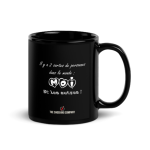 Mug noir glossy avec l’inscription « Il y a 2 sortes de personnes dans le monde : moi et les autres », le mot MOI entouré de cœurs.