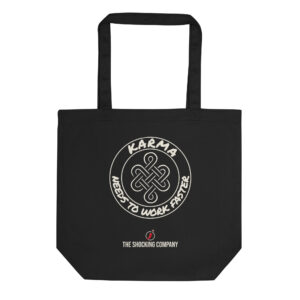 Tote bag avec nœud sans fin entouré de l’inscription « Karma needs to work faster » dans une composition circulaire.