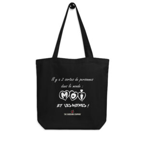 Tote bag noir avec l’inscription « Il y a 2 sortes de personnes dans le monde : moi et les autres », le mot MOI entouré de cœurs.