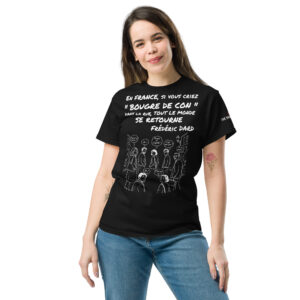 T-shirt illustré de la citation de Frédéric Dard « Bougre de con », avec plusieurs passants dans une rue qui se retournent comme s’ils étaient concernés.