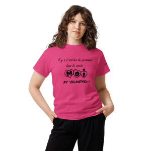 T-shirt col rond avec l’inscription « Il y a 2 sortes de personnes dans le monde : moi et les autres », le mot MOI entouré de cœurs.