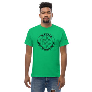 T-shirt col rond avec nœud sans fin entouré de l’inscription « Karma needs to work faster » dans une composition circulaire.