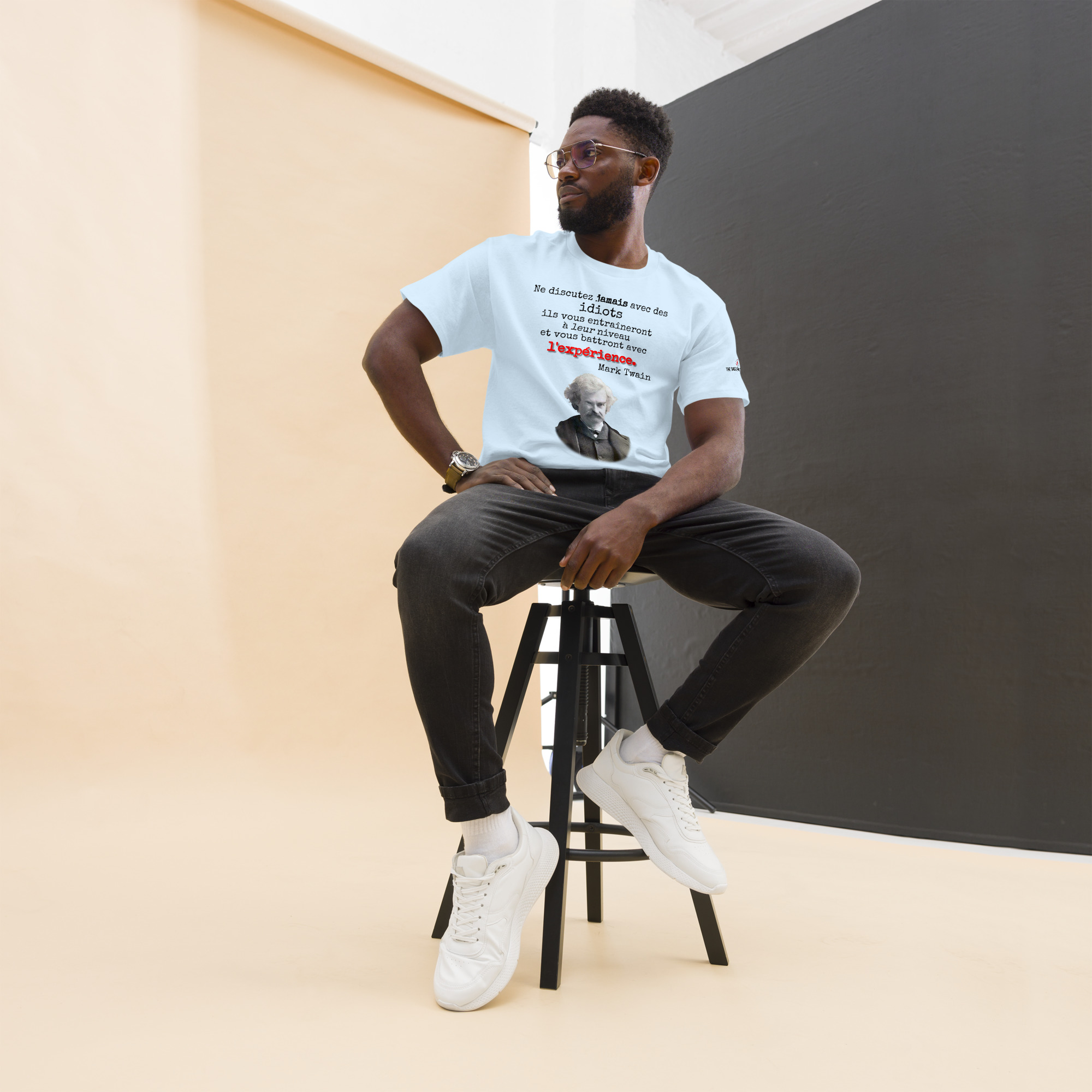Visuel pour t-shirt avec citation signée Mark Twain sur les idiots, portrait monochrome et mot « l’expérience » mis en évidence en rouge.