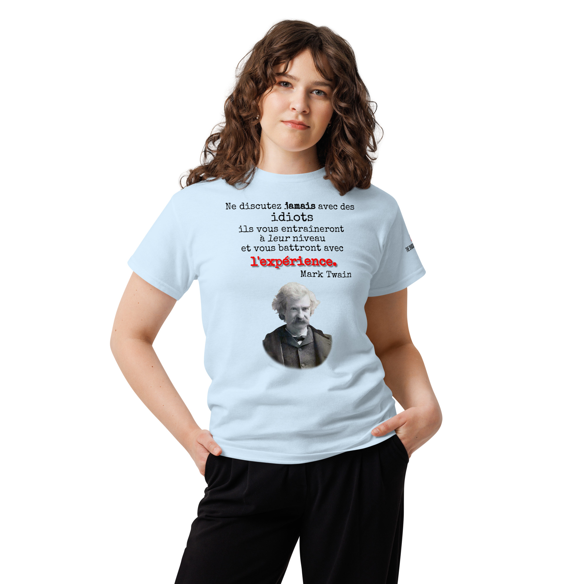 Les idiots gagneront avec l’expérience - Mark Twain 🌶️ T-shirt col rond – Image 3