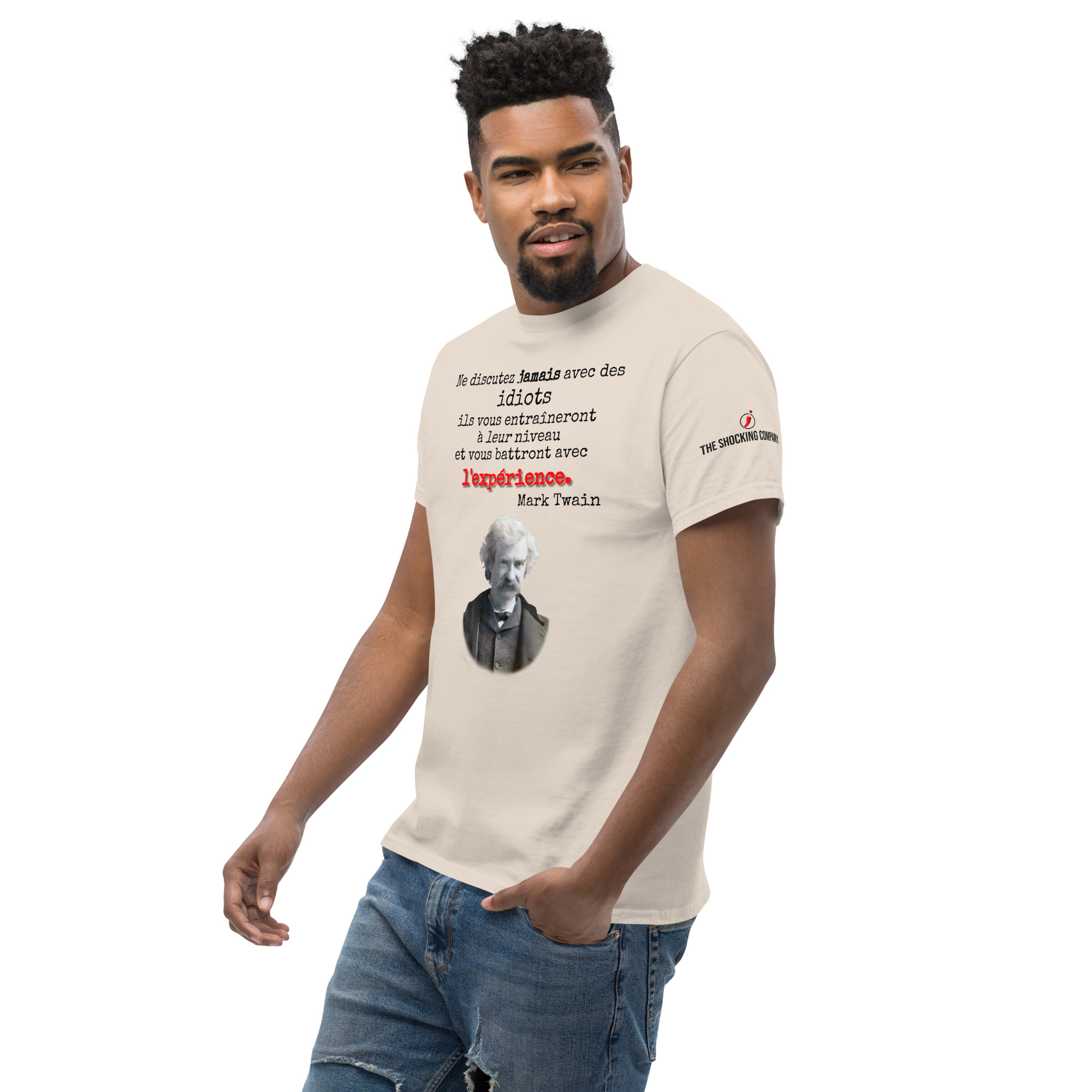 Les idiots gagneront avec l’expérience - Mark Twain 🌶️ T-shirt col rond – Image 4