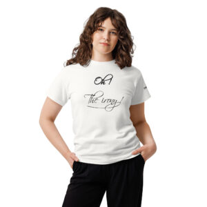 T-shirt col rond unisexe avec inscription calligraphiée « Oh ! The irony ! » dans un style sarcastique et minimaliste.