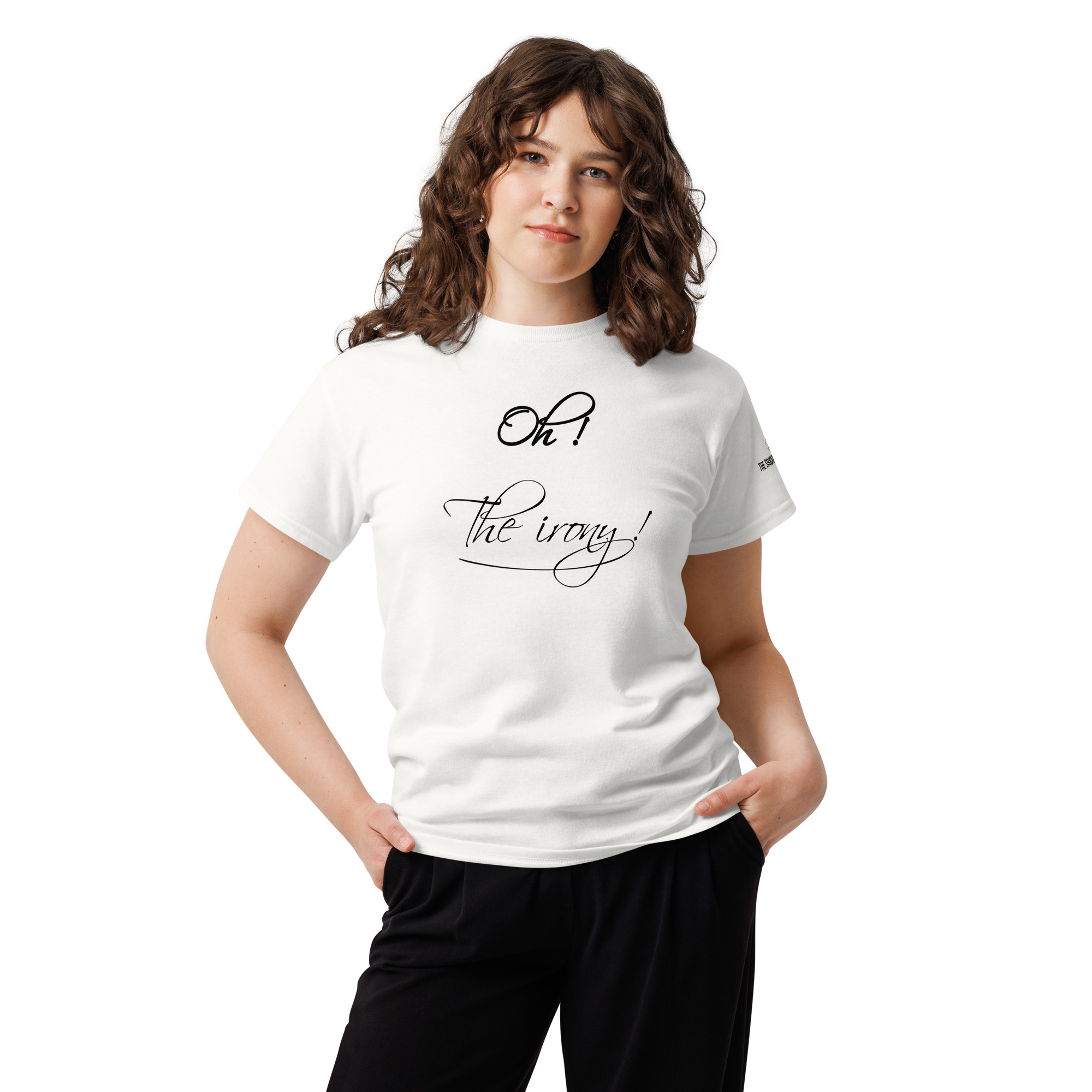 T-shirt col rond unisexe avec inscription calligraphiée « Oh ! The irony ! » dans un style sarcastique et minimaliste.