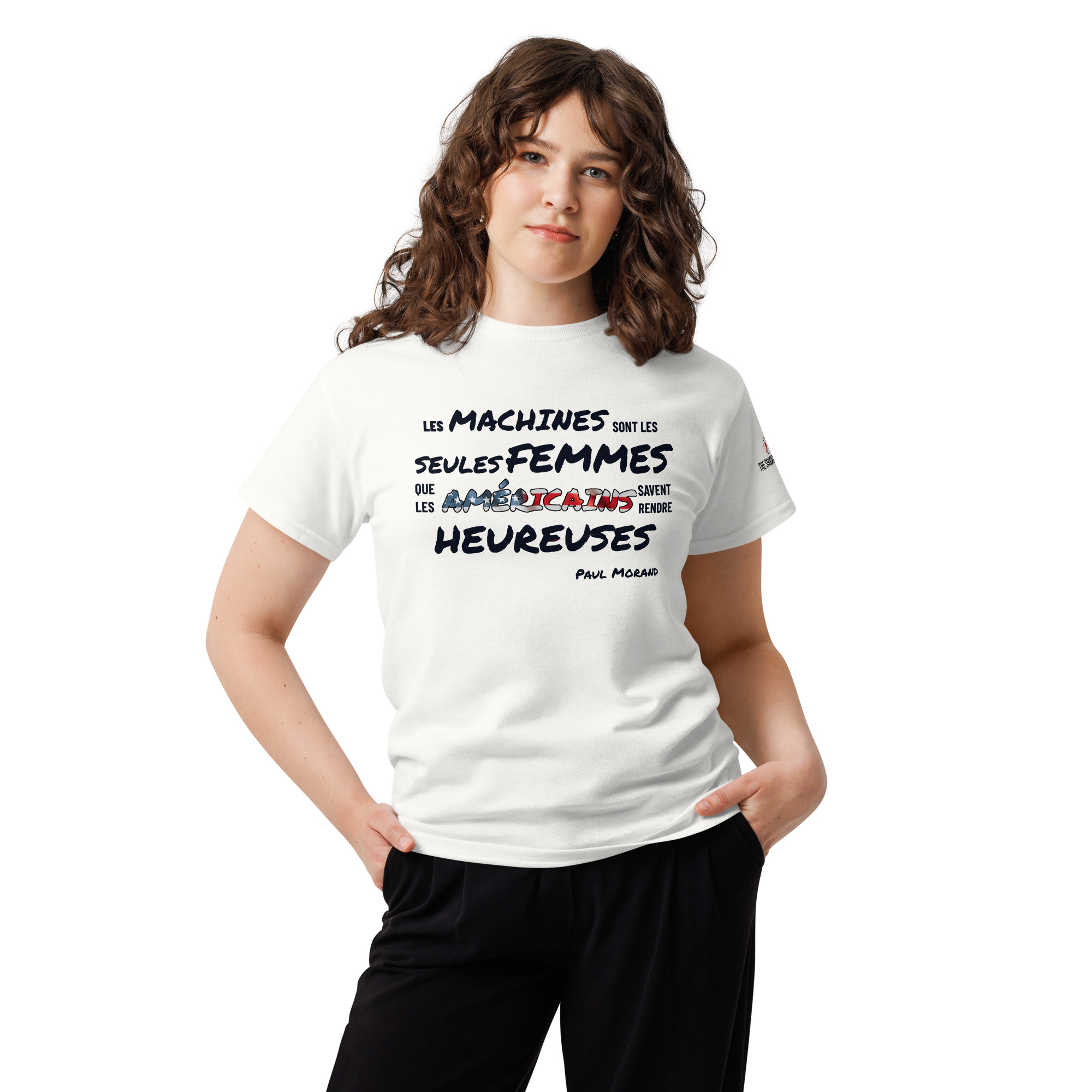 T-shirt avec citation de Paul Morand sur les machines et les Américains, typographie sombre et mot Américains aux couleurs du drapeau américain.