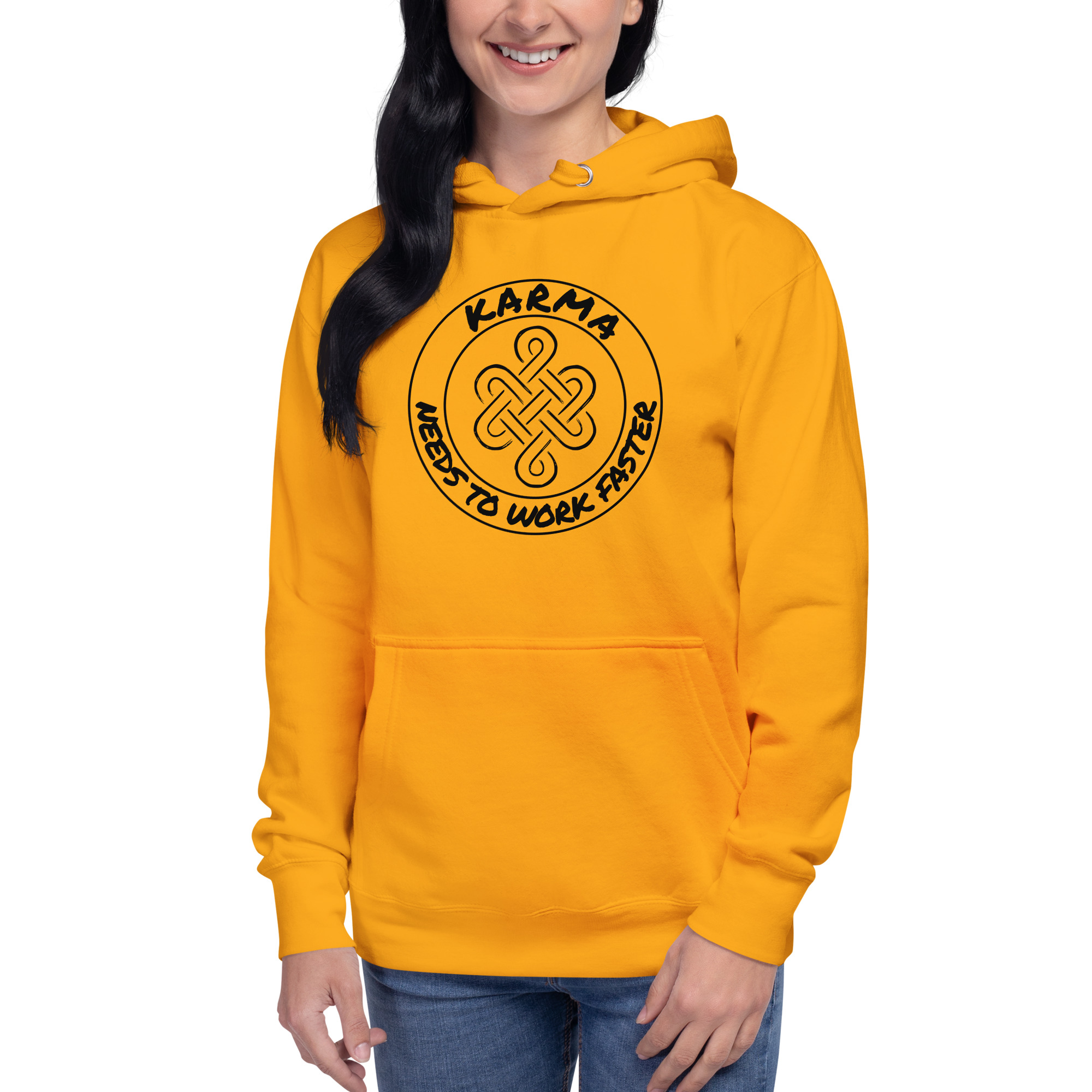 Hoodie avec nœud sans fin entouré de l’inscription « Karma needs to work faster » dans un design circulaire.