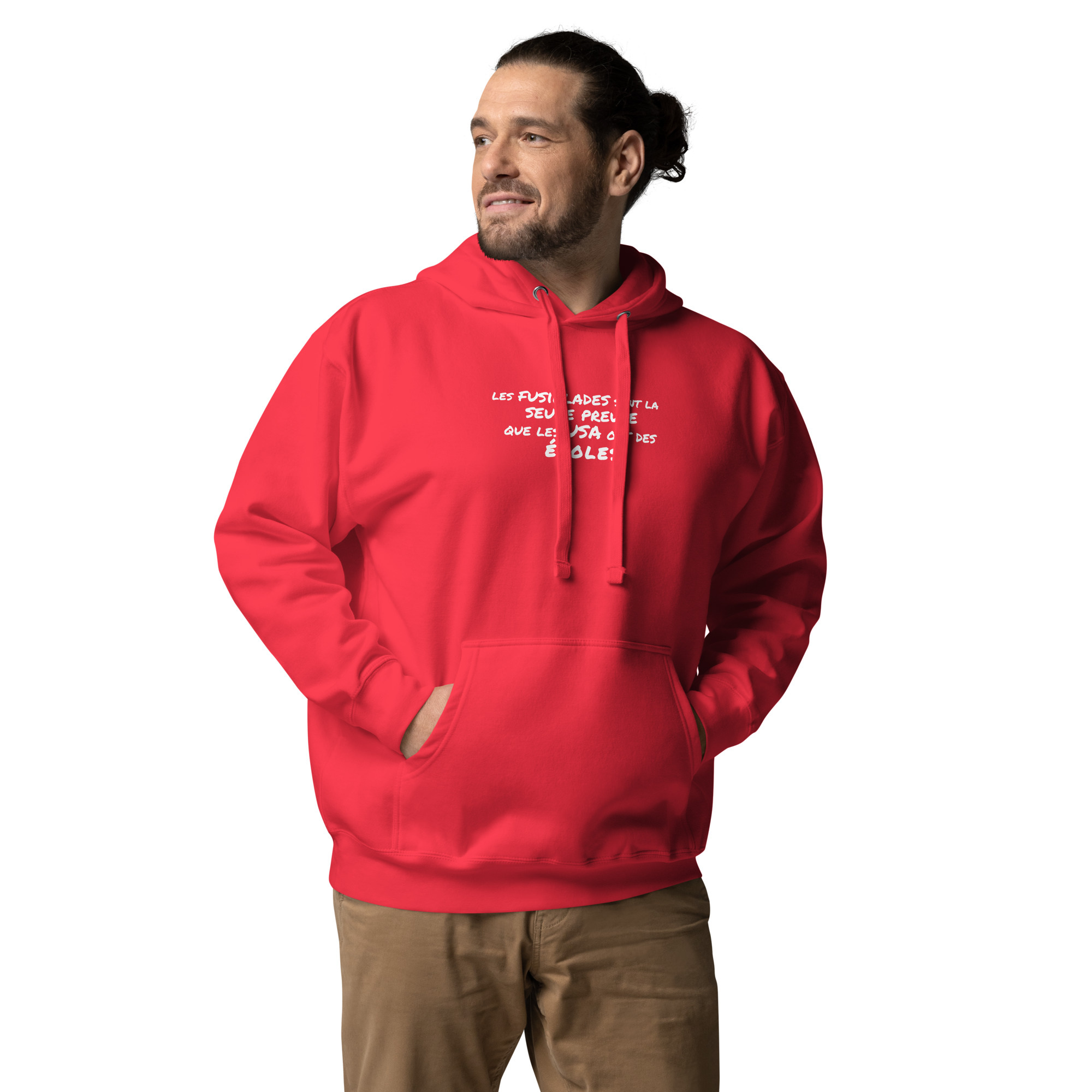 Hoodie portant la phrase « Les fusillades sont la seule preuve que les USA ont des écoles », satire noire sur les armes et la sécurité scolaire aux États-Unis.