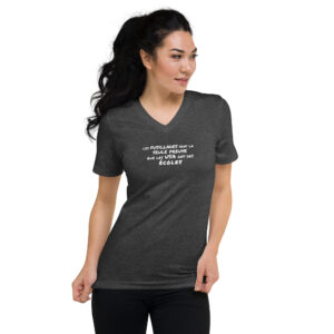 T-shirt col V unisexe portant la phrase « Les fusillades sont la seule preuve que les USA ont des écoles », satire noire sur les États-Unis et les armes à feu.