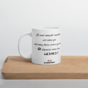 Tasse avec design sarcastique sur le complot reptilien représentant un lézard stupide et baveux accompagné du mot « LÉZARD ! ».