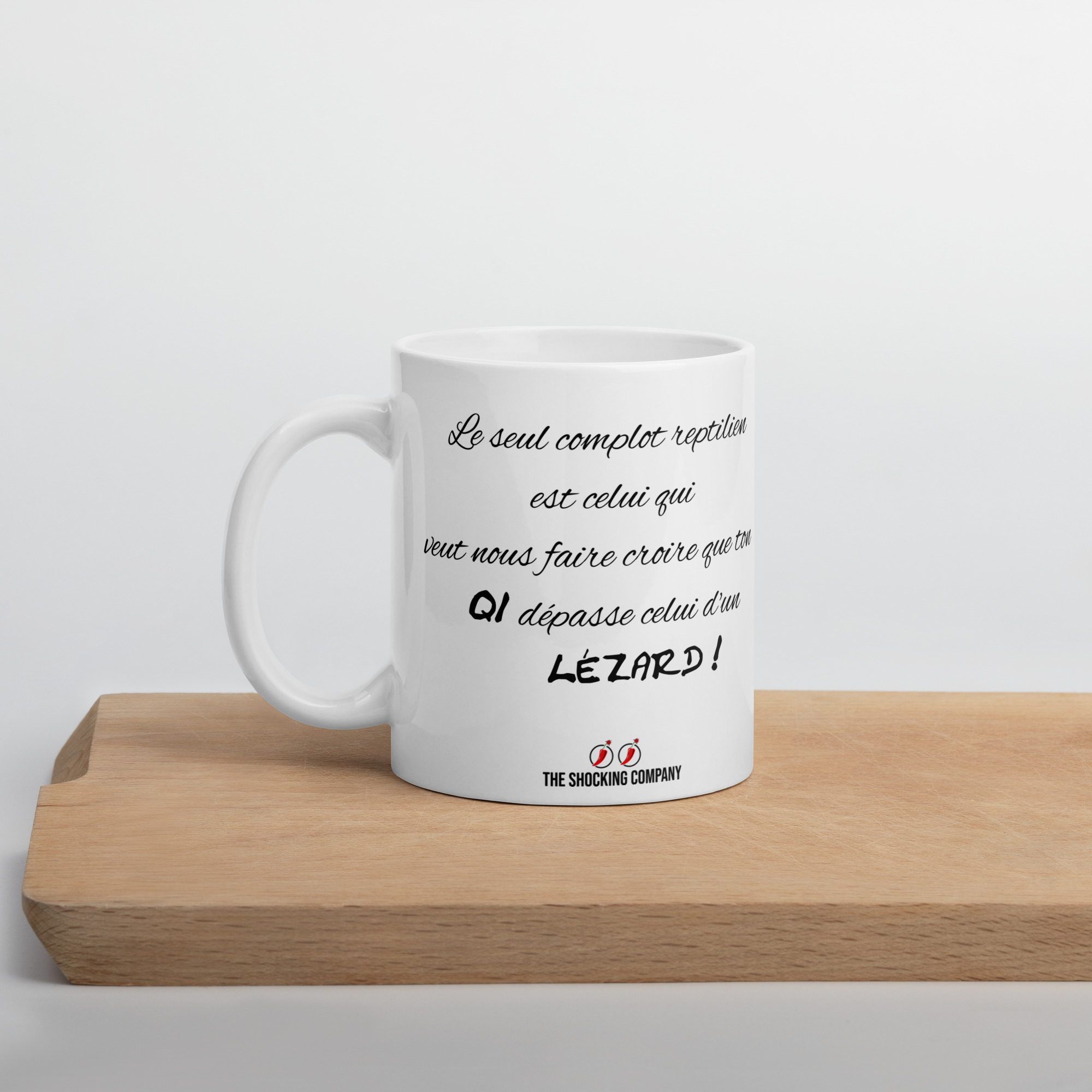 Tasse avec design sarcastique sur le complot reptilien représentant un lézard stupide et baveux accompagné du mot « LÉZARD ! ».