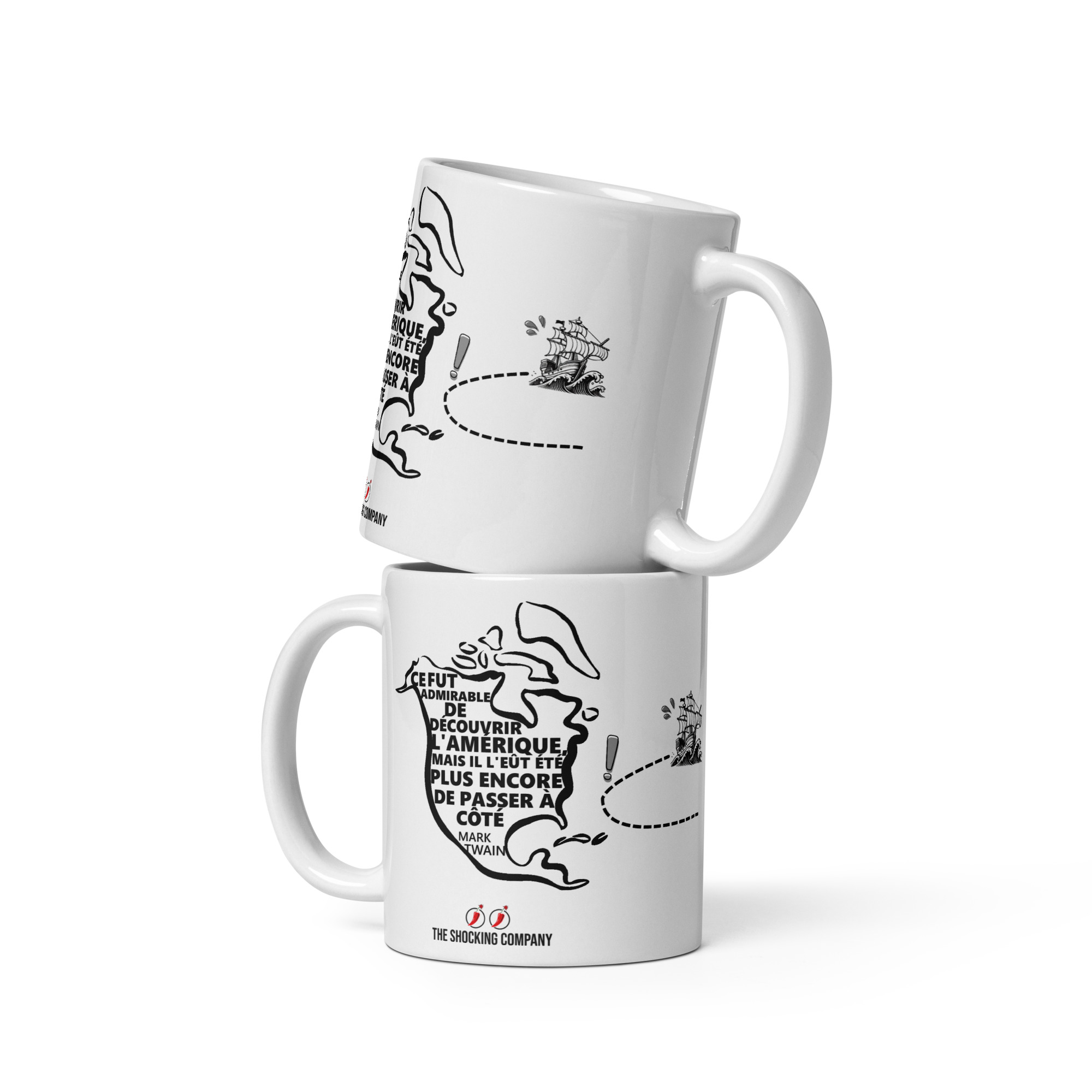 Tasse blanche avec citation de Mark Twain dans la silhouette des Amériques et caravelle faisant demi-tour devant le continent.