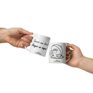 Mug humoristique avec la phrase « Sauvez une laitue, mangez un vegan ! » et un dessin montrant un couvercle soulevé révélant un pied étiqueté « vegan bio ».