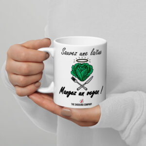 Mug humoristique avec une laitue auréolée, une fourchette et un couteau croisés, accompagné de la punchline « Sauvez une laitue, mangez un vegan ! ».