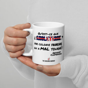 Tasse avec design typographique Angleterre en grandes lettres aux couleurs britanniques, inspiré d’une citation de Georges Clémenceau.