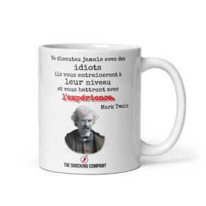Tasse blanche avec citation de Mark Twain sur les idiots, portrait monochrome et mot « l’expérience » en rouge.
