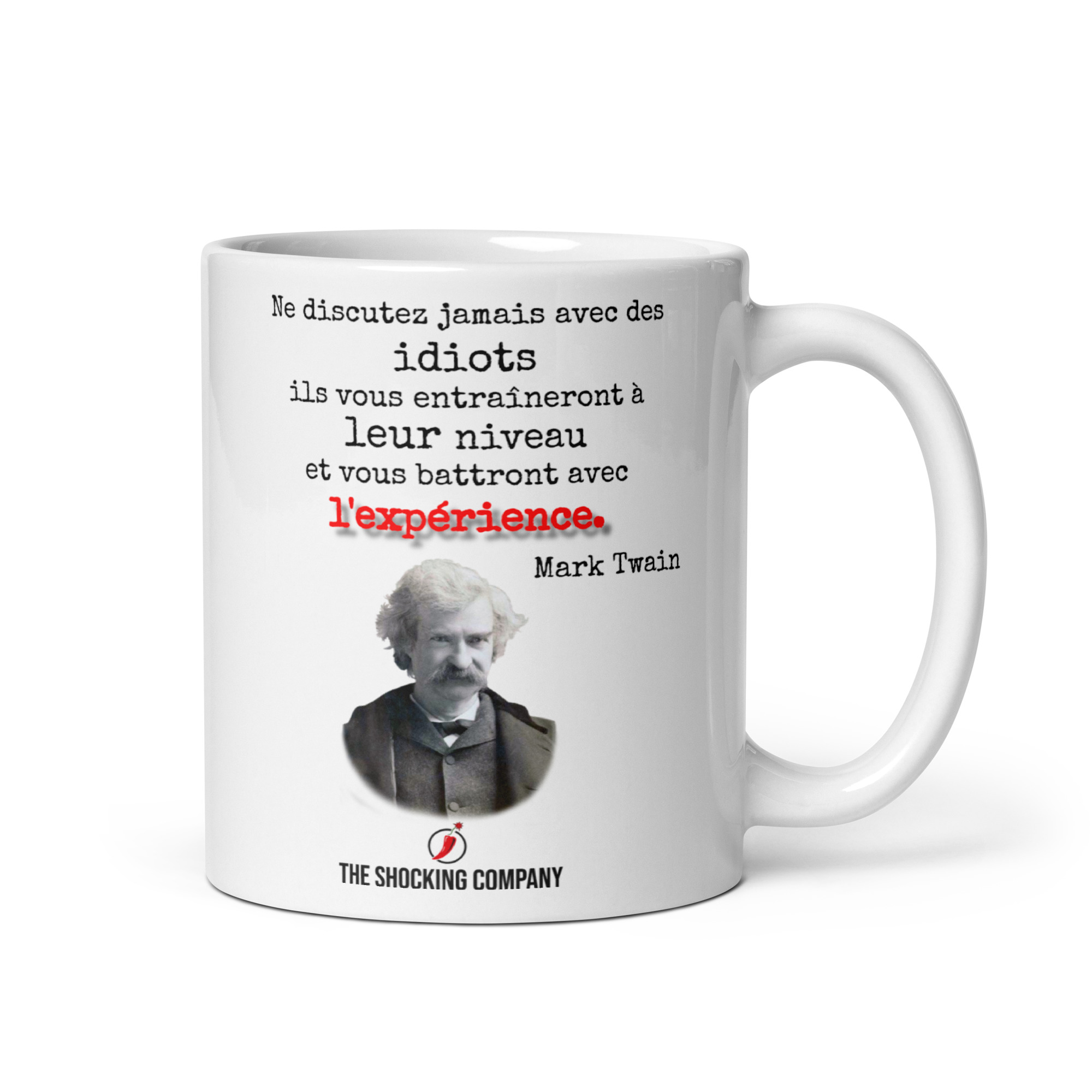 Tasse blanche avec citation de Mark Twain sur les idiots, portrait monochrome et mot « l’expérience » en rouge.
