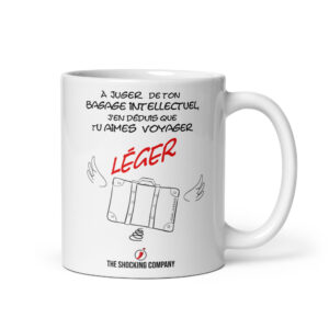 Tasse avec citation sarcastique sur le bagage intellectuel et mot « LÉGER » mis en avant en rouge.