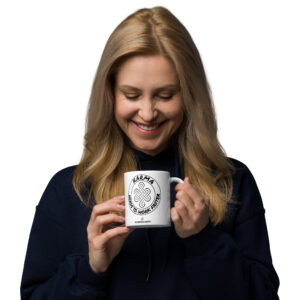 Tasse avec nœud sans fin entouré de l’inscription « Karma needs to work faster » dans un design circulaire.