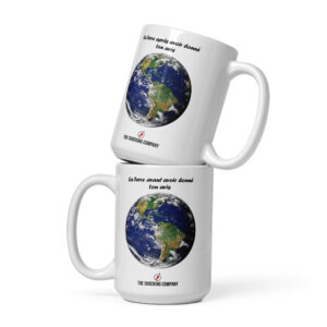 Mug humoristique sarcastique avec deux images identiques de la Terre pour illustrer qu’un avis inutile ne change rien