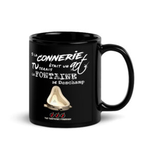 Tasse à fond noir avec une pissotière inspirée de la Fontaine de Duchamp et la phrase « si la connerie était un art, tu serais la Fontaine de Deschamp ».