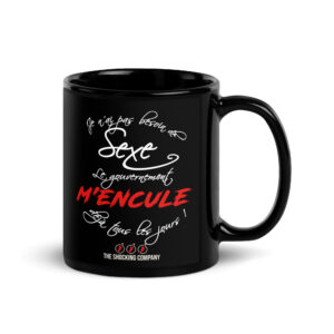Tasse noire avec design typographique politique affichant la phrase « Je n’ai pas besoin de sexe, le gouvernement m’encule déjà tous les jours ! » en blanc et rouge.