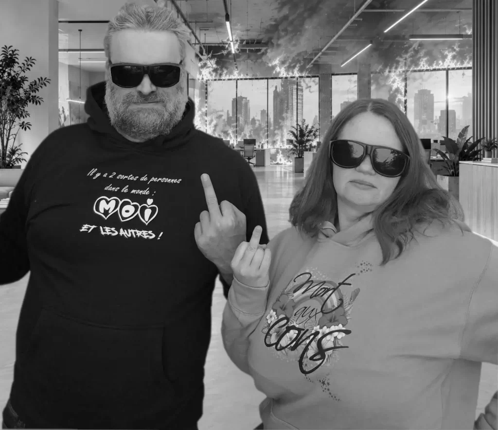 Un homme et une femme portant des lunettes de soleil et des sweat-shirts à capuche font un doigt d'honneur.