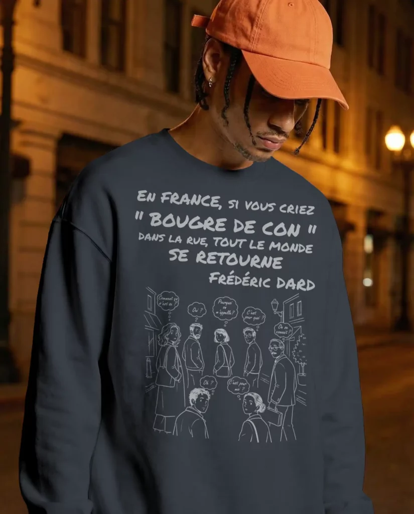 Sweat gris foncé imprimé d'une citation sur le cri « Bougre de con » dans la rue, avec un dessin de passants qui se retournent