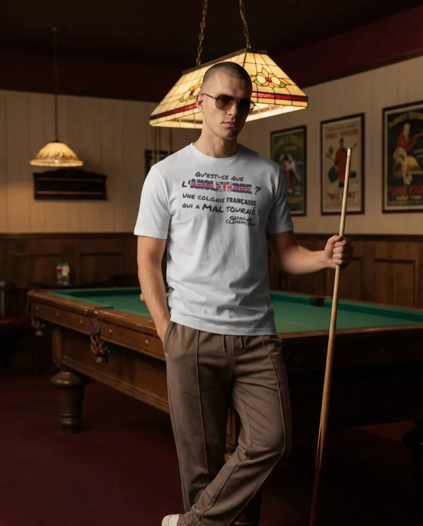 Homme portant un t-shirt blanc imprimé avec une citation sur l'Angleterre dans une salle de billard