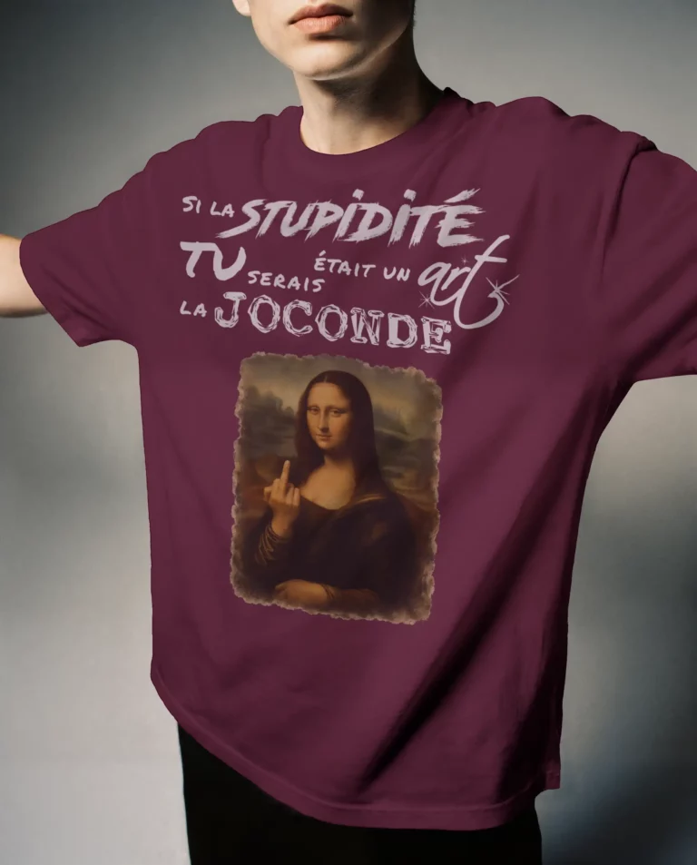 T-shirt bordeaux imprimé du slogan « Si la stupidité était un art, tu serais la Joconde » et d'une Joconde faisant un doigt d'honneur