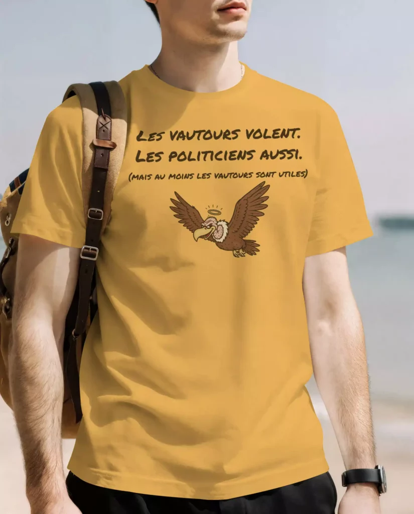 T-shirt jaune moutarde imprimé du slogan « Les vautours volent. Les politiciens aussi. » et d'un vautour dessiné avec une auréole