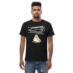 Tee-shirt humoristique avec une pissotière inspirée de la Fontaine de Duchamp et la phrase « si la connerie était un art, tu serais la Fontaine de Deschamp ».