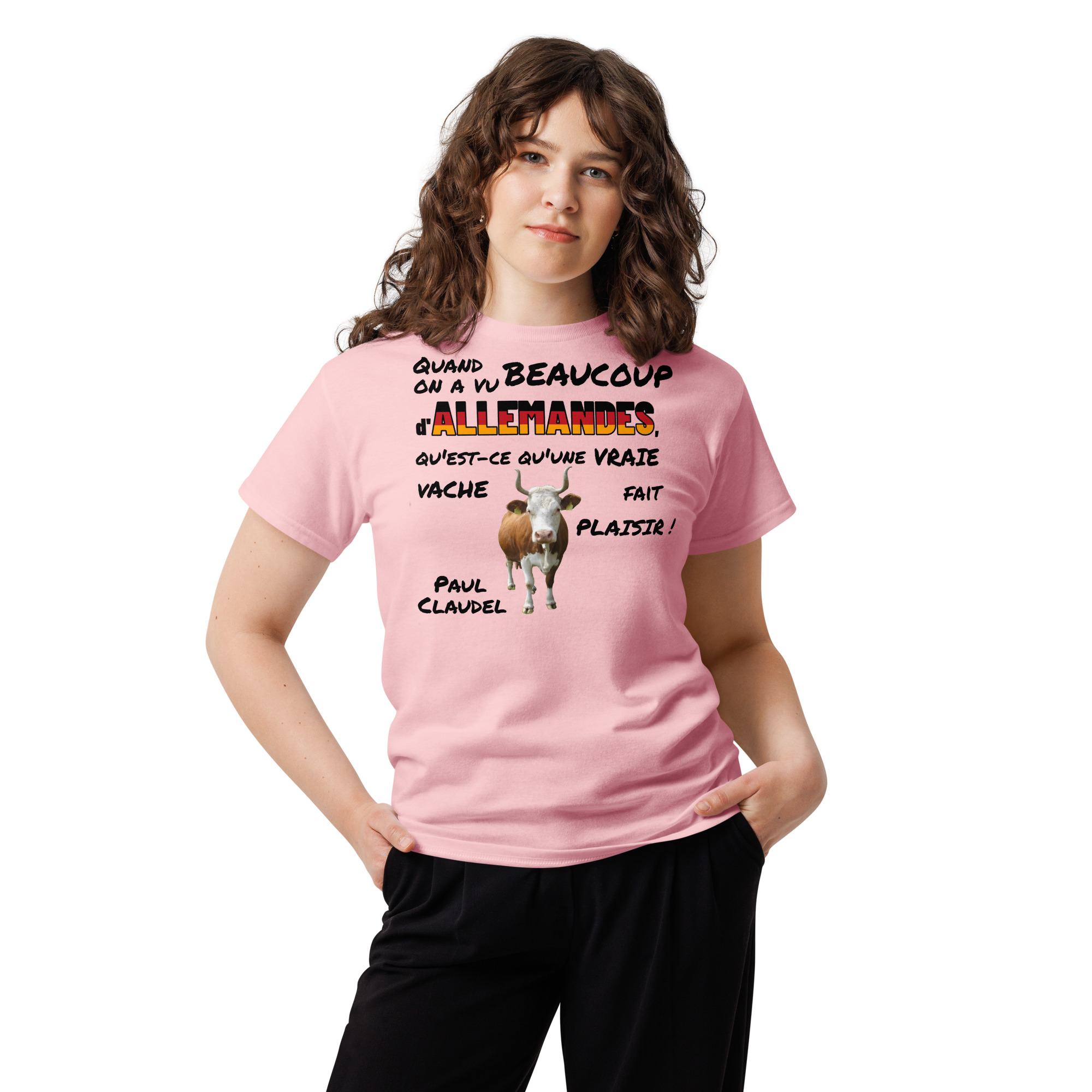 T-shirt col rond avec citation provocatrice attribuée à Paul Claudel, mot « allemandes » aux couleurs du drapeau allemand et illustration d’une vache blanche et marron.