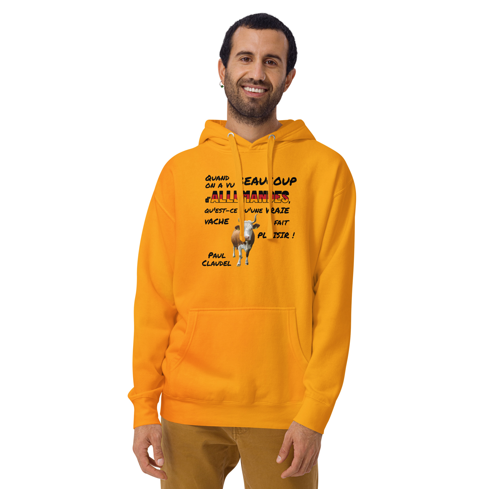 Hoodie avec citation provocatrice attribuée à Paul Claudel, mot « allemandes » aux couleurs du drapeau allemand et illustration d’une vache blanche et marron.