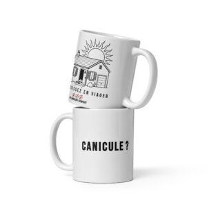 Tasse blanche avec maison sombre, soleil au-dessus, deux pieds en charentaises dépassant de la porte et slogan « Canicule ? Investissez en viager ».