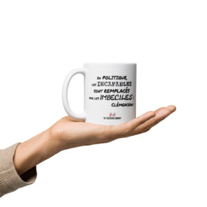Tasse blanche avec citation politique de Clémenceau sur les incapables et les imbéciles, dans un design typographique expressif et satirique.
