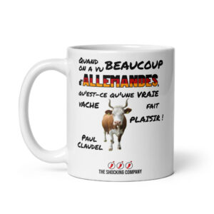 Tasse avec citation provocatrice attribuée à Paul Claudel, mot « allemandes » aux couleurs allemandes et illustration d’une vache blanche et marron.
