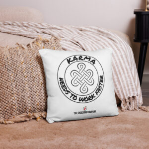 Housse de coussin avec nœud sans fin entouré de l’inscription « Karma needs to work faster » dans un design circulaire.