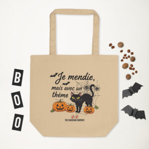 Tote bag Halloween « Je mendie, mais avec un thème », illustré d'un chat noir, d'une citrouille et d'une araignée sur sa toile.