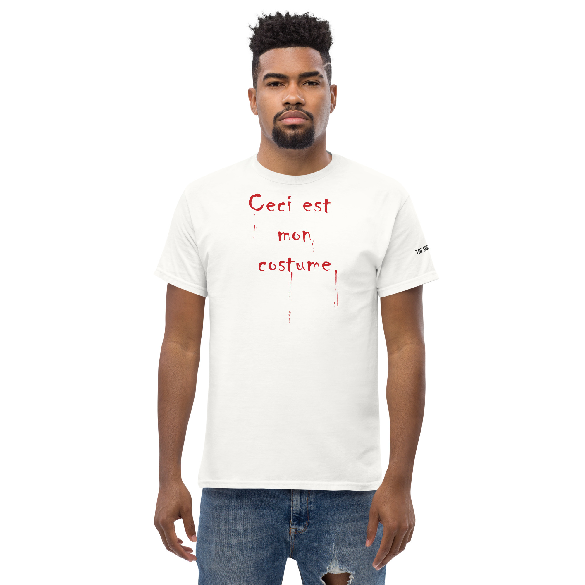 Design pour t-shirt « Ceci est mon costume » avec inscription manuscrite rouge sang sur trois lignes et coulures évoquant une ambiance horrifique d'Halloween.